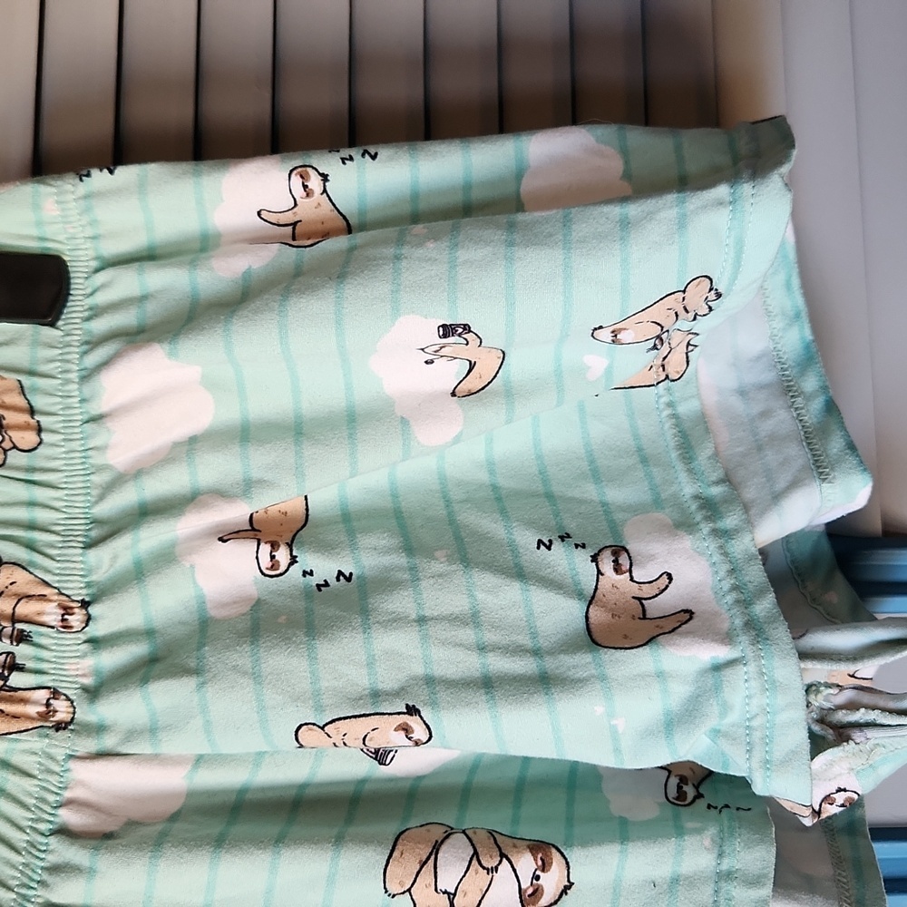 Weekend Edition Sloth Pajama Set โ Womenโs XS - Picture 9 of 12